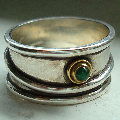 Ring in sterling silver with an emerald in a 14ct gold setting